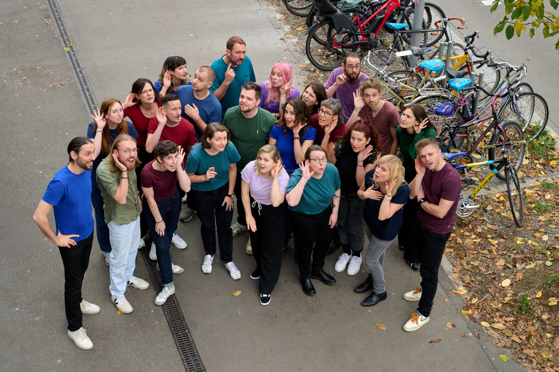 Das anundpfirsich Ensemble schaut überrascht nach oben